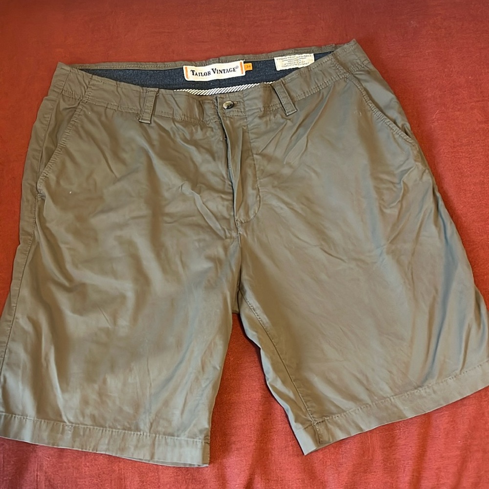 Men’s hunter green shorts 9in inseam
